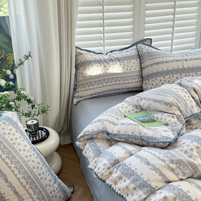 91家纺网 家纺一手货源 找家纺 金丝鸟家纺 2025新款全棉双层纱贝壳边四件套花卉系列 蓝色花纹