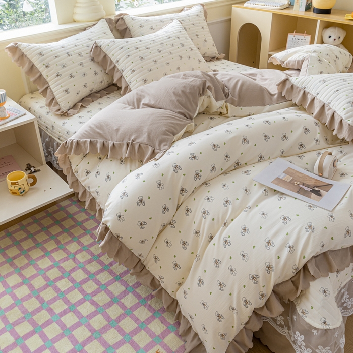 91家纺网 家纺一手货源 找家纺 珍爱家纺 2025新款A类针织棉双层纱夹棉床盖床裙花边单件三件四件套宝贝熊