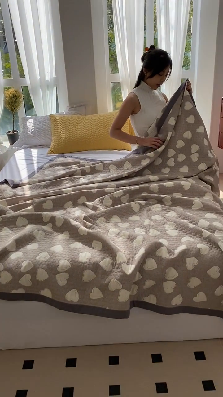 91家纺网 家纺一手货源 找家纺 萌飞 2025新款a类全棉三层纱多功能毛巾被盖毯床单夏被空调被 甜蜜爱心-咖