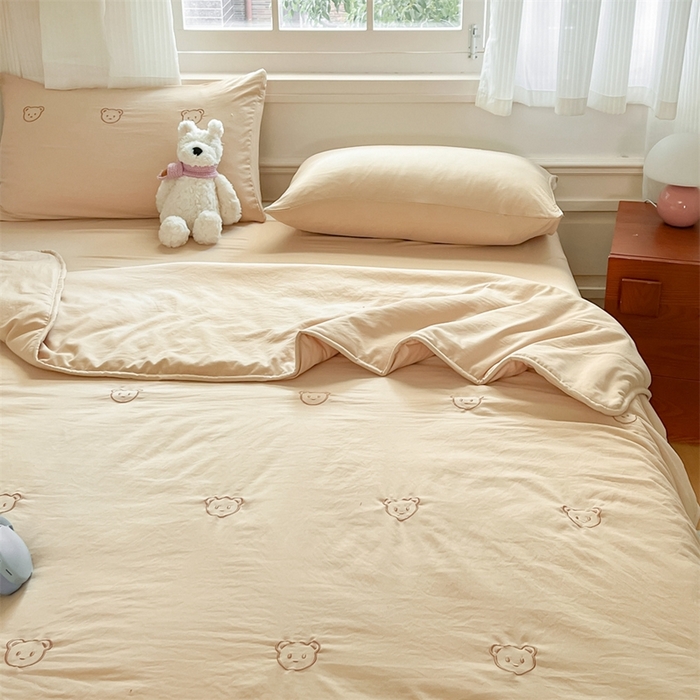 91家纺网 家纺一手货源 找家纺 盛秋家纺 2026新款A类水洗棉刺绣夏被 奶茶小熊