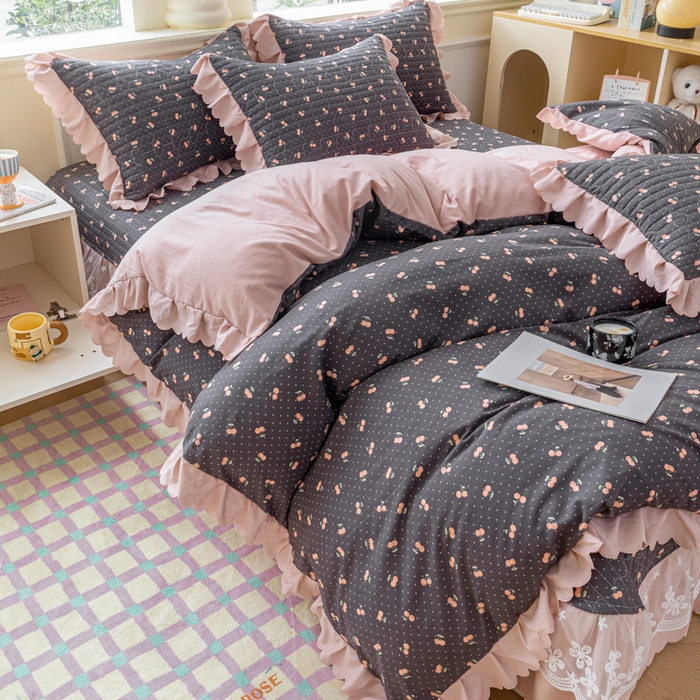 91家纺网 家纺一手货源 找家纺 珍爱家纺 2025新款A类针织棉双层纱夹棉床盖床裙花边单件三件四件套樱桃