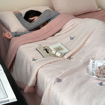 一加一 2025新款A类全棉双层皱皱纱蚕蛹蛋白夏被四件套（蝶梦系列） 蝶梦-粉豆沙