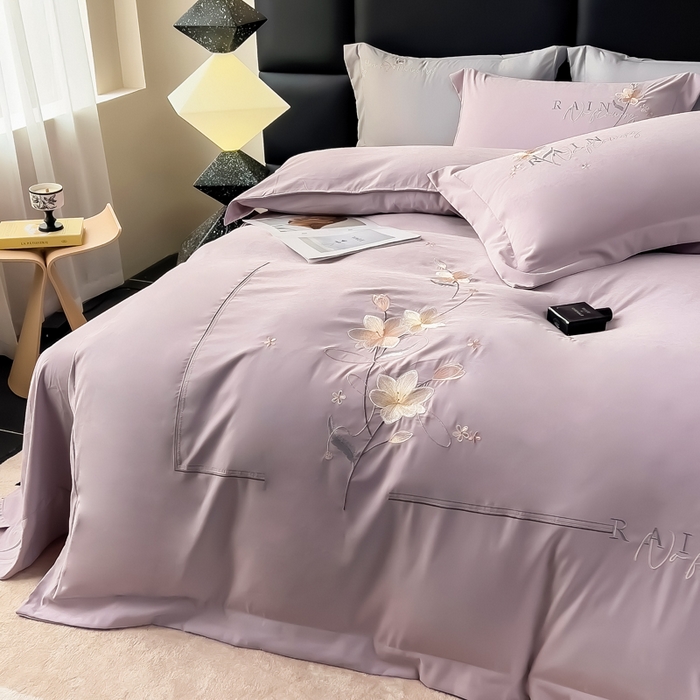 91家纺网 家纺一手货源 找家纺 曲之慕 2025新品四季款高端刺绣四件套简约可水洗轻奢纯色刺绣四件套 流光淡紫