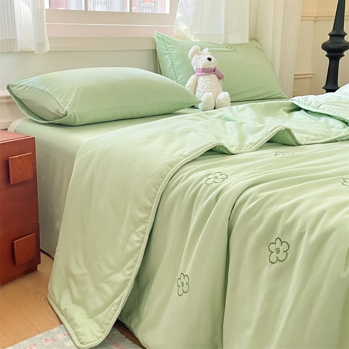 91家纺网 家纺一手货源 找家纺 盛秋家纺 2026新款A类水洗棉刺绣夏被 灰绿花朵