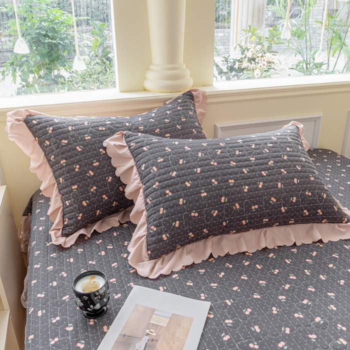 91家纺网 家纺一手货源 找家纺 珍爱家纺 2025新款A类针织棉双层纱夹棉床盖床裙花边单件三件四件套樱桃