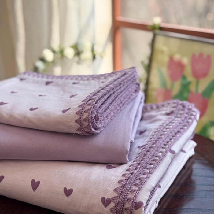 91家纺网 家纺一手货源 找家纺 金丝鸟家纺 2025新款全棉双层纱贝壳边四件套花卉系列 紫色心情