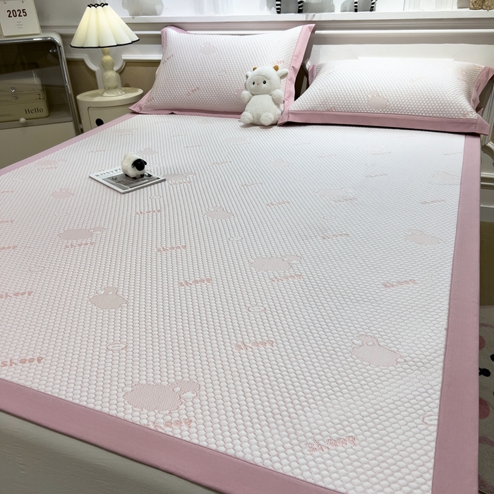 91家纺网 家纺一手货源 找家纺 卡初家居（原微来） 2025新款舒睡冰豆豆抱抱龙系列席子凉席 sheep-sheep-淡雅粉（床席款）