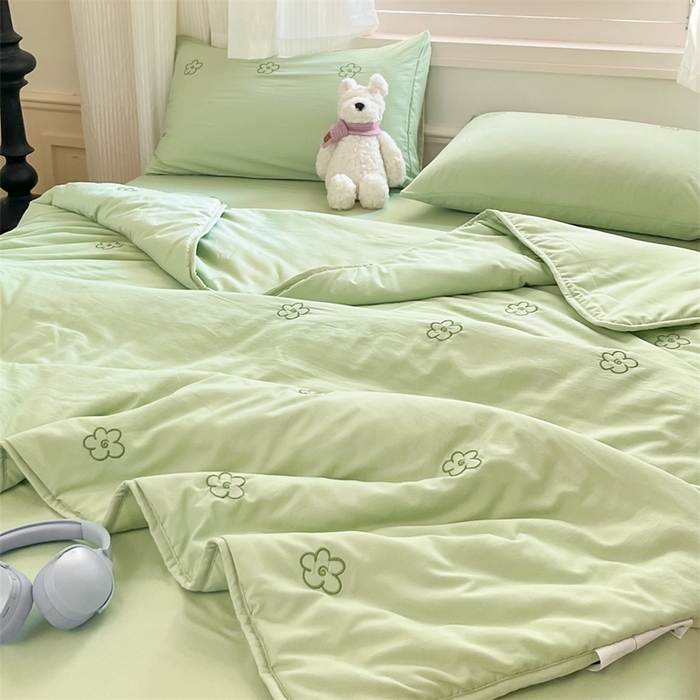 91家纺网 家纺一手货源 找家纺 盛秋家纺 2026新款A类水洗棉刺绣夏被 灰绿花朵