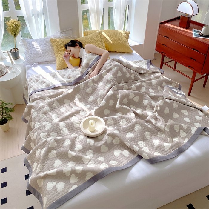 91家纺网 家纺一手货源 找家纺 萌飞 2025新款a类全棉三层纱多功能毛巾被盖毯床单夏被空调被 甜蜜爱心-咖