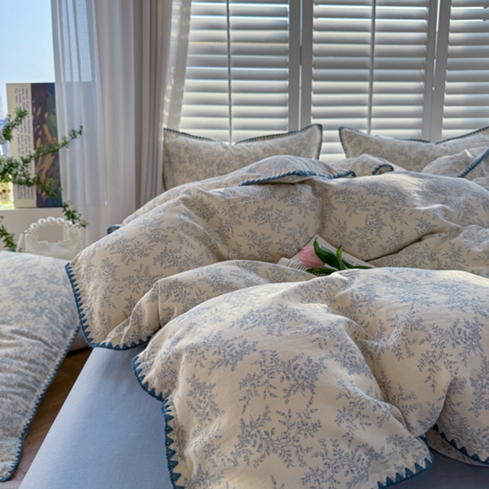 91家纺网 家纺一手货源 找家纺 金丝鸟家纺 2025新款全棉双层纱贝壳边四件套花卉系列 蓝色枝丫