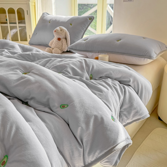 91家纺网 家纺一手货源 找家纺 萌飞 2025新款A类亲肤大豆棉刺绣夏被四件套 牛油果灰