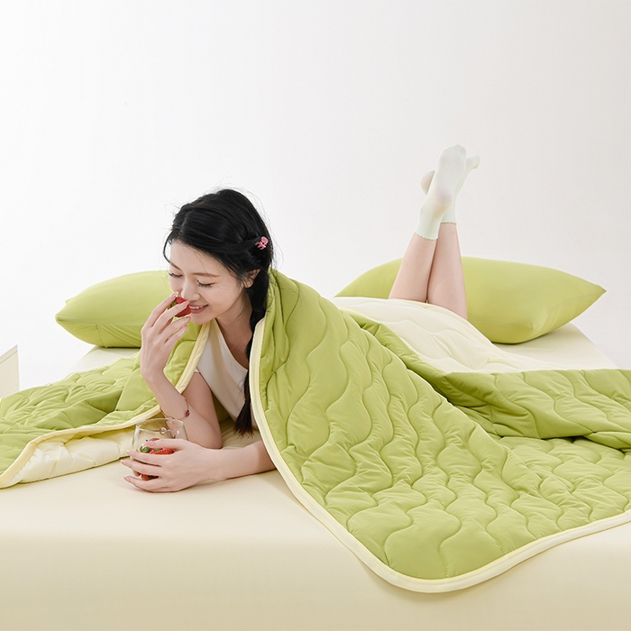 91家纺网 家纺一手货源 找家纺 圣楚 2025新款梦境凉感丝夏凉被 果绿-奶黄