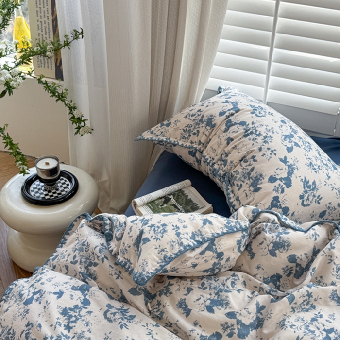 91家纺网 家纺一手货源 找家纺 金丝鸟家纺 2025新款全棉双层纱贝壳边四件套花卉系列 青瓷花弄