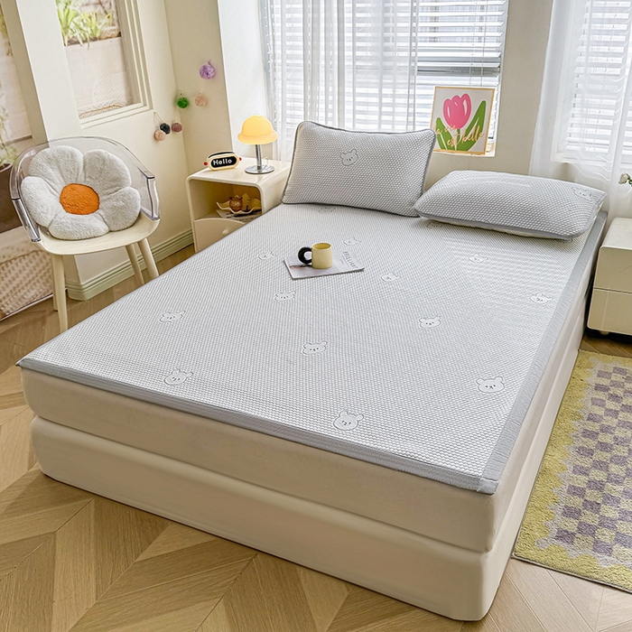 91家纺网 家纺一手货源 找家纺 2025新款冰豆豆凉席三件套夏季冷感冰丝席软席子条席款 冰皮熊灰-条席款