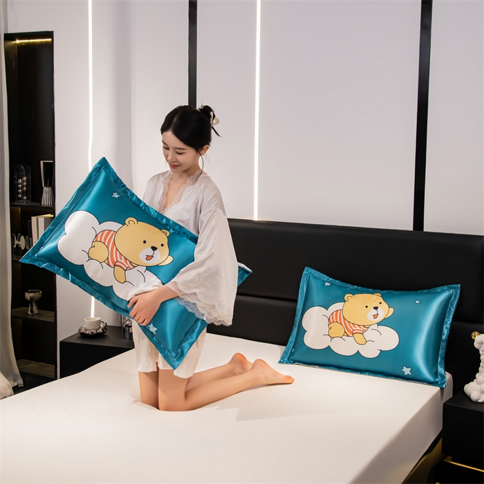 91家纺网 家纺一手货源 找家纺 梦舒羽 2025新款可水洗冰丝卡通枕套宿舍48x74cm单人凉爽枕头套 云端小熊