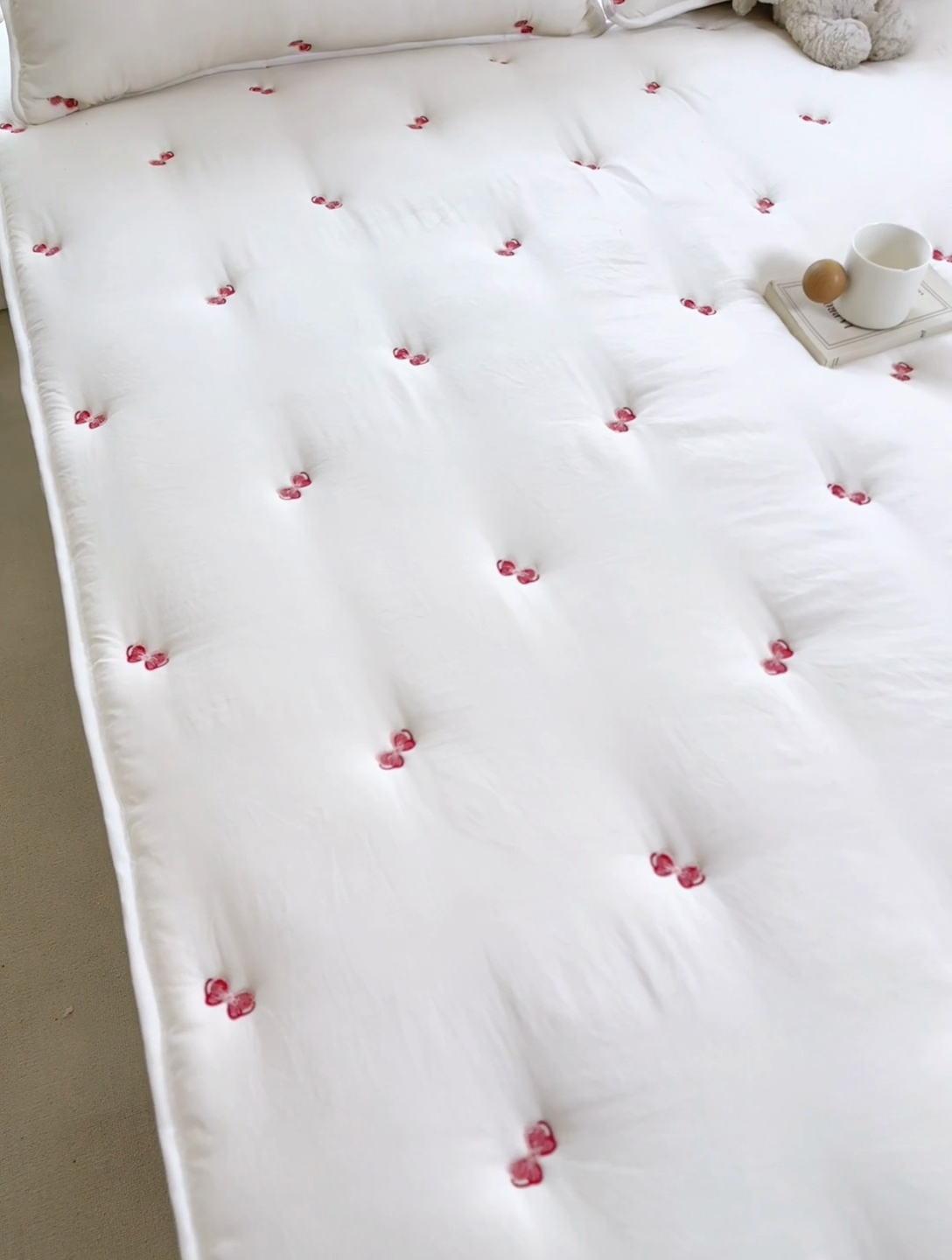 91家纺网 家纺一手货源 找家纺 萌飞 2025新款A类亲肤大豆棉刺绣夹棉床笠床褥学生床垫 蝴蝶结白