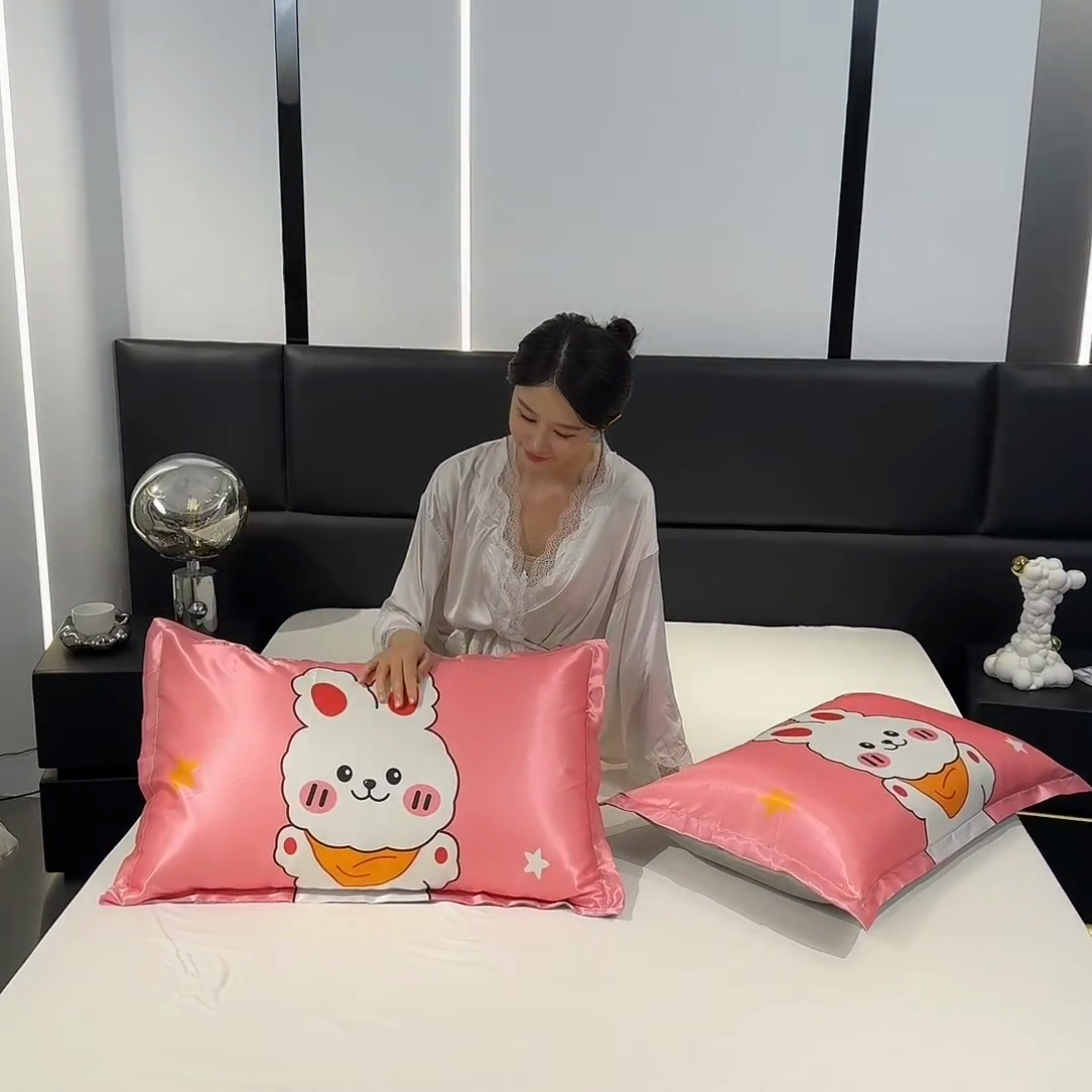 91家纺网 家纺一手货源 找家纺 梦舒羽 2025新款可水洗冰丝卡通枕套宿舍48x74cm单人凉爽枕头套 乖萌兔