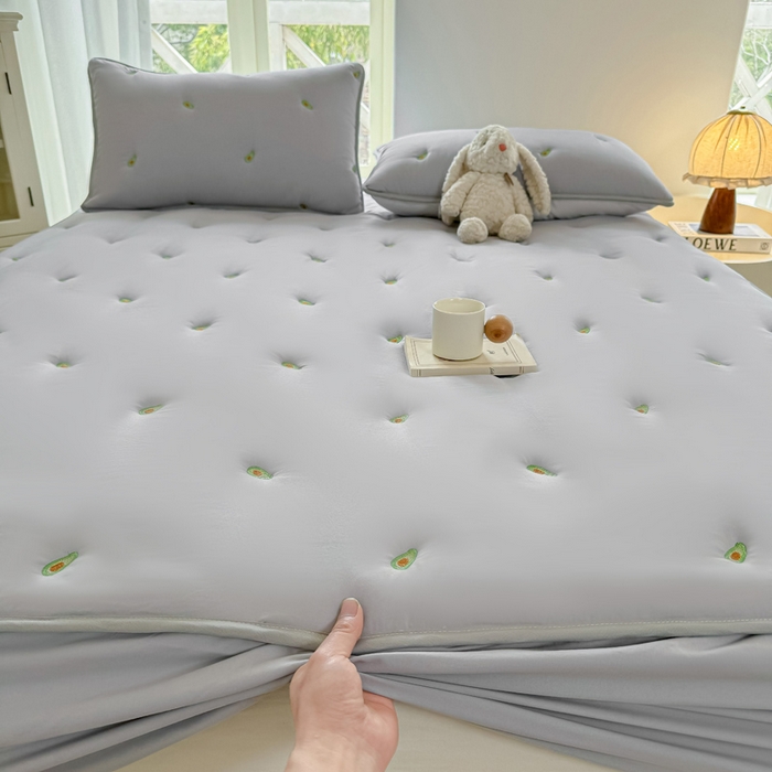 91家纺网 家纺一手货源 找家纺 萌飞 2025新款A类亲肤大豆棉刺绣夹棉床笠床褥学生床垫 牛油果灰