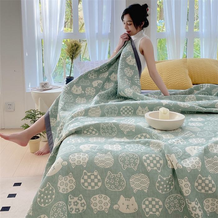 91家纺网 家纺一手货源 找家纺 鸣升家纺 2025新款a类全棉三层纱多功能毛巾被盖毯床单夏被空调被 百变猫咪-绿