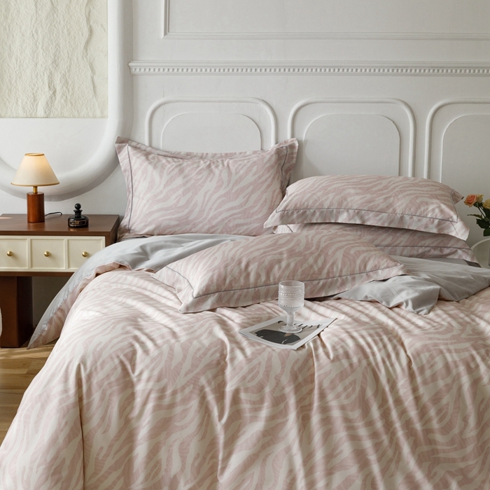 91家纺网 家纺一手货源 找家纺 金奇达2025新款【休闲午后】-轻氧水光莱赛尔四件套（标准号全网控价（折后券后）不低于258） 斑尼粉