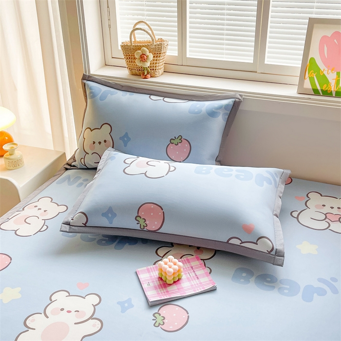 91家纺网 家纺一手货源 找家纺 2025新款A类碳光冰丝印花凉席学生床席空调被夏被四件套配送买家秀 草莓小熊