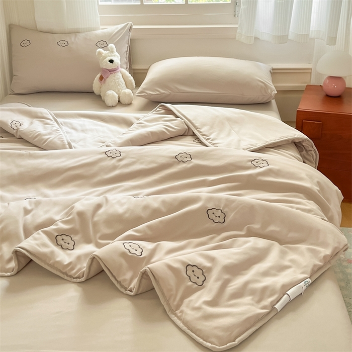 91家纺网 家纺一手货源 找家纺 盛秋家纺 2026新款A类水洗棉刺绣夏被 山灰云朵