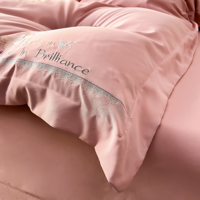 91家纺网 家纺一手货源 找家纺 曲之慕 2025新品四季款高端刺绣四件套简约可水洗轻奢纯色刺绣四件套 梦飞令浪漫粉