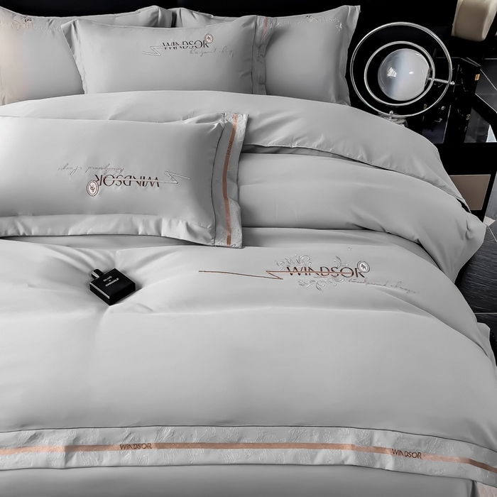 91家纺网 家纺一手货源 找家纺 曲之慕 2025新品四季款高端刺绣四件套简约可水洗轻奢纯色刺绣四件套 蒂尔高级灰