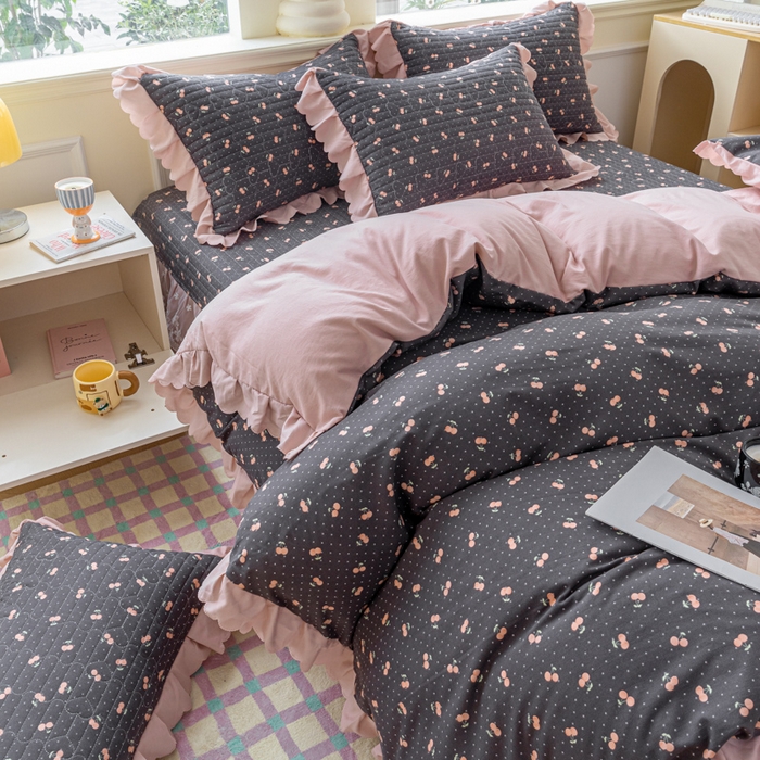 91家纺网 家纺一手货源 找家纺 珍爱家纺 2025新款A类针织棉双层纱夹棉床盖床裙花边单件三件四件套樱桃