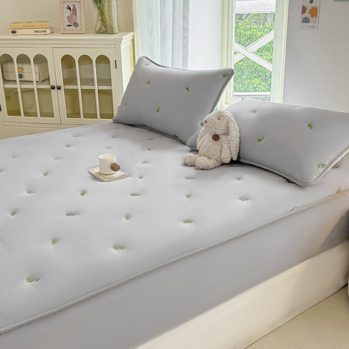 91家纺网 家纺一手货源 找家纺 萌飞 2025新款A类亲肤大豆棉刺绣夹棉床笠床褥学生床垫 牛油果灰