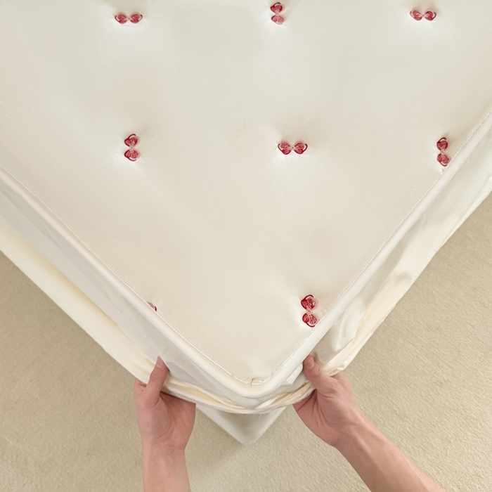 91家纺网 家纺一手货源 找家纺 萌飞 2025新款A类亲肤大豆棉刺绣夹棉床笠床褥学生床垫 蝴蝶结白