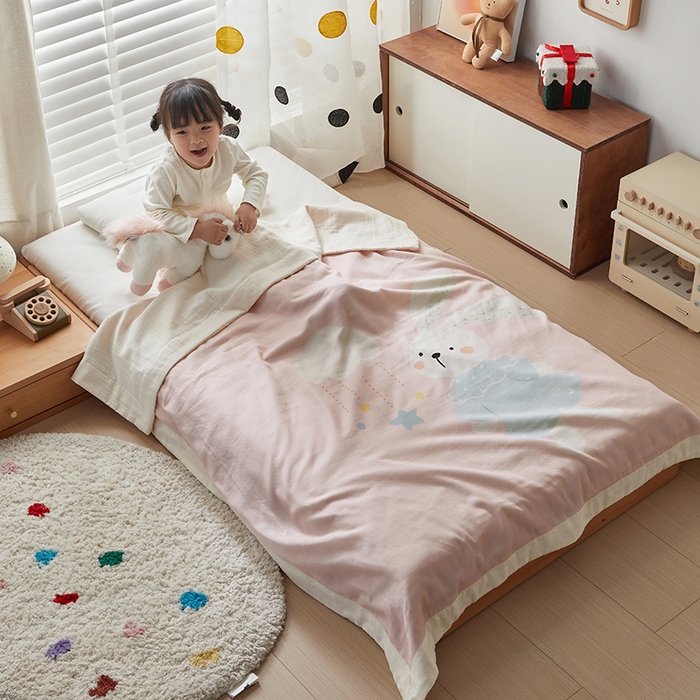 91家纺网 家纺一手货源 找家纺 荷马之梦 2025新款A类原创卡通数码印花全棉双层纱儿童盖毯-轻氧系列 蓝风铃兔