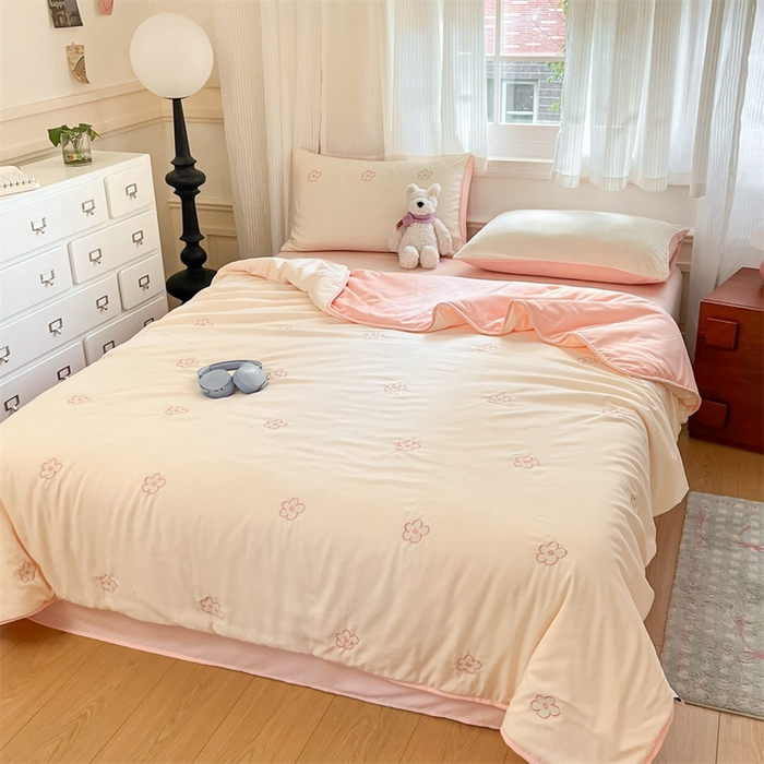 91家纺网 家纺一手货源 找家纺 盛秋家纺 2026新款A类水洗棉刺绣夏被 奶昔白花朵