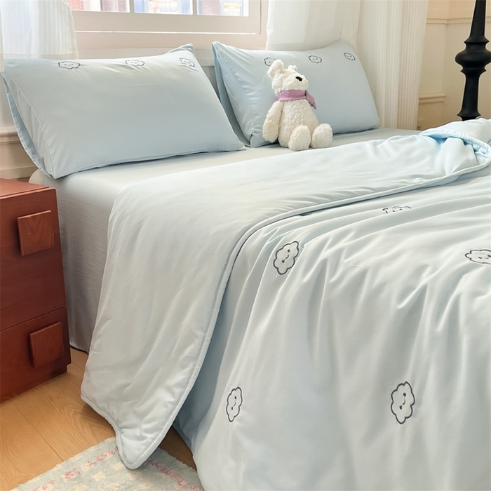 91家纺网 家纺一手货源 找家纺 盛秋家纺 2026新款A类水洗棉刺绣夏被 天空蓝云朵