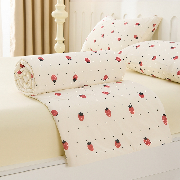 91家纺网 家纺一手货源 找家纺 圣楚 2025新款优雅凉感丝夏被 清新草莓