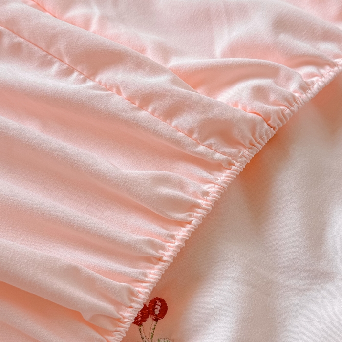 91家纺网 家纺一手货源 找家纺 萌飞 2025新款A类亲肤大豆棉刺绣夹棉床笠床褥学生床垫 樱桃粉