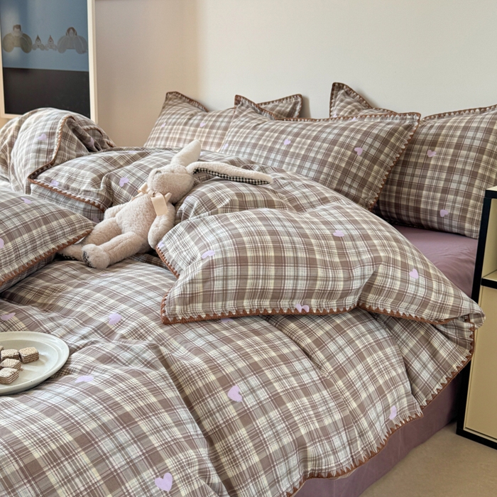 91家纺网 家纺一手货源 找家纺 金丝鸟家纺 2025新款全棉双层纱贝壳边四件套格子系列 复古棕格