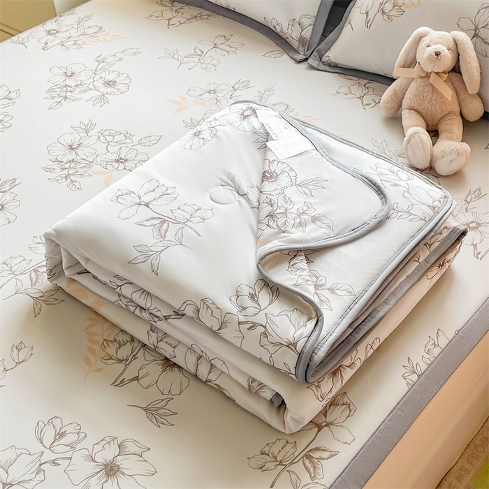 91家纺网 家纺一手货源 找家纺 2025新款A类碳光冰丝印花凉席学生床席空调被夏被四件套配送买家秀 花枝