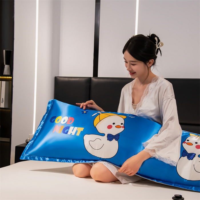 91家纺网 家纺一手货源 找家纺 梦舒羽 2025新款可水洗冰丝双人枕套凉爽情侣枕头套枕芯套 萌小鸭