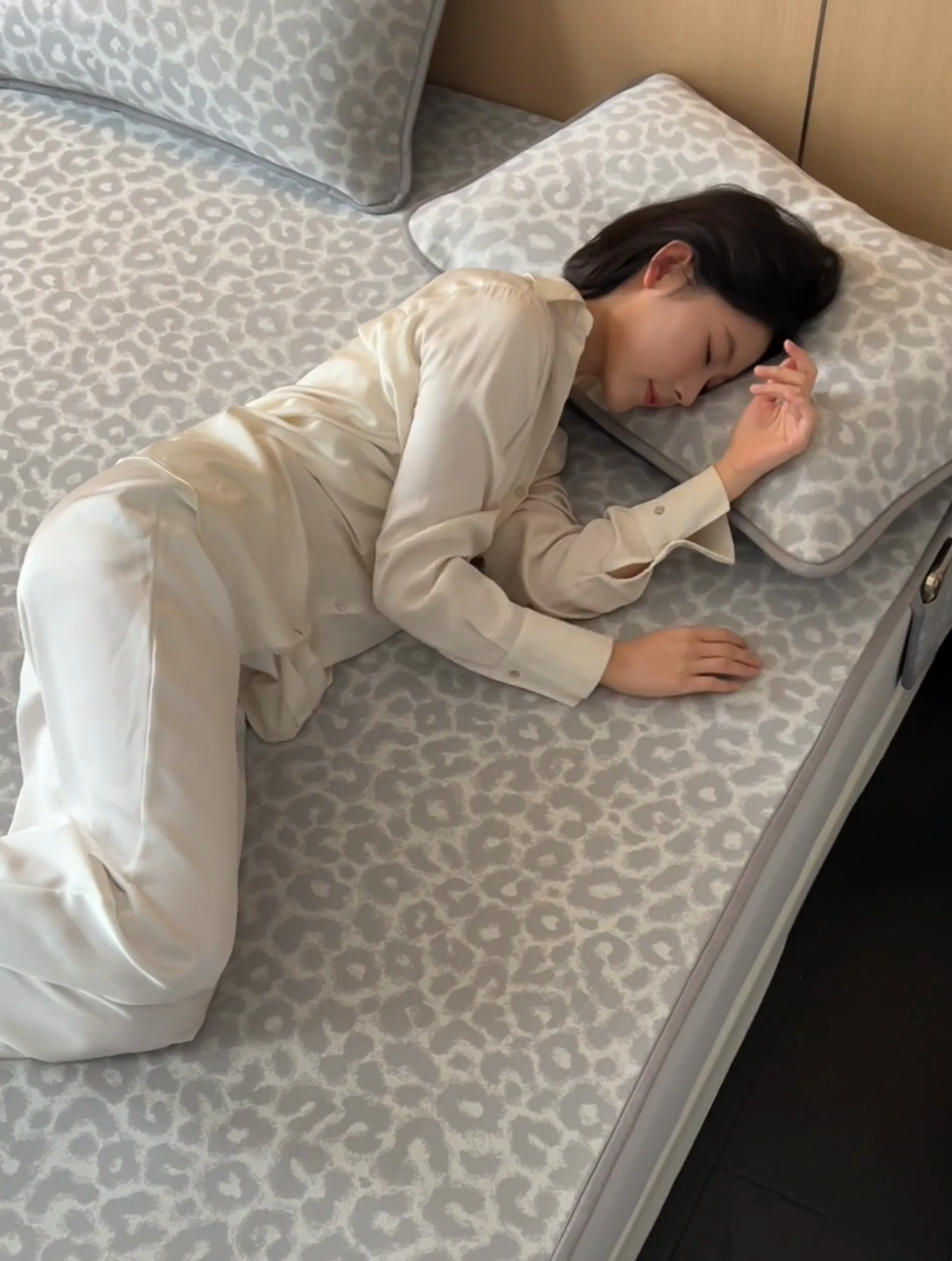 91家纺网 家纺一手货源 找家纺 千朵森 2025新款冰岛冰感丝床笠款凉席三件套-风格二 冰岛-山茶灰