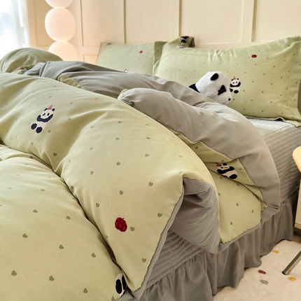 91家纺网 家纺一手货源 找家纺 一比一家纺 2025新款亲肤舒适印花AB版床盖款四件套 熊猫胖胖绿