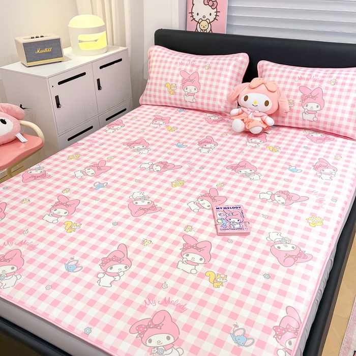 91家纺网 家纺一手货源 找家纺 暮思家居 2025新款三丽鸥正版授权数码印花A类可机洗1200D冰丝凉席三件套床笠款系列 床笠款-粉格美乐蒂