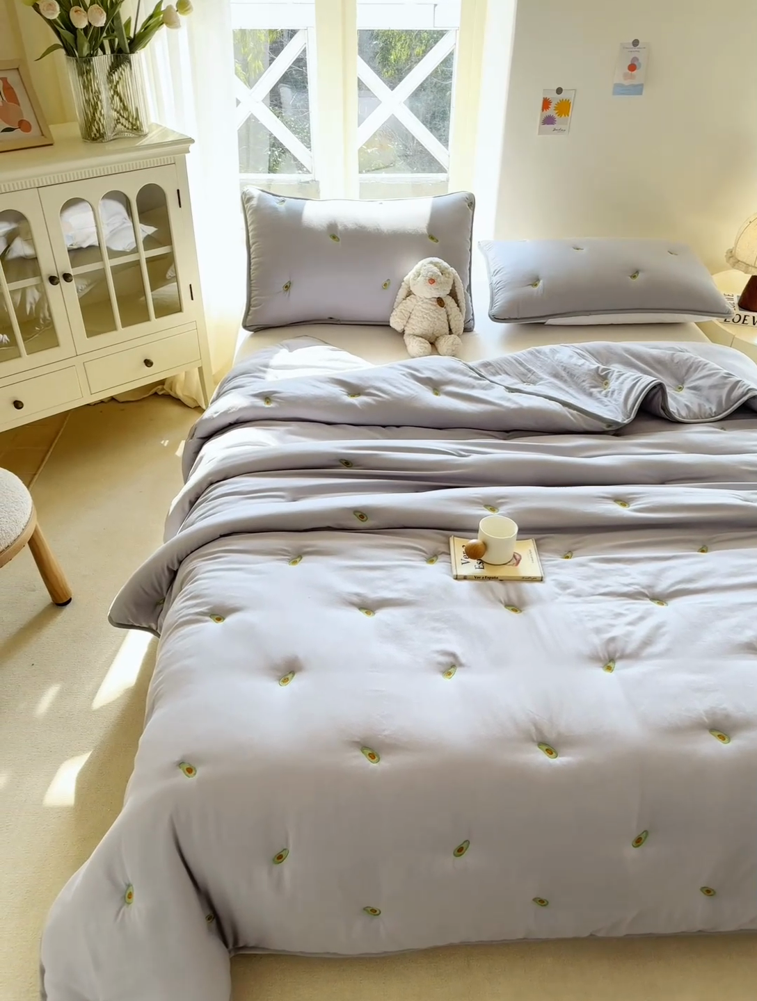 91家纺网 家纺一手货源 找家纺 萌飞 2025新款A类亲肤大豆棉刺绣夏被四件套 牛油果灰