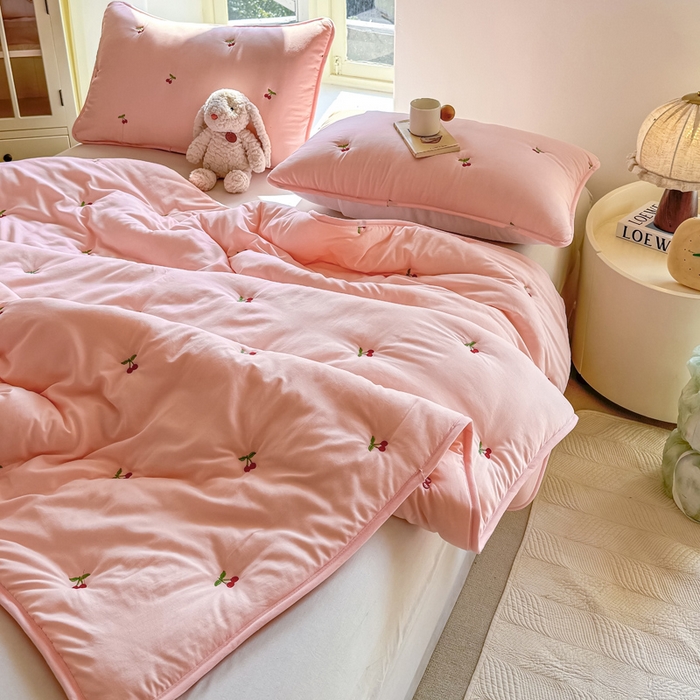 91家纺网 家纺一手货源 找家纺 萌飞 2025新款A类亲肤大豆棉刺绣夏被四件套 樱桃粉