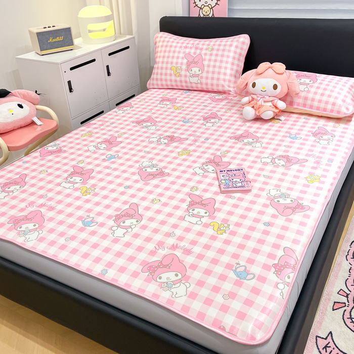 91家纺网 家纺一手货源 找家纺 暮思家居 2025新款三丽鸥正版授权数码印花A类可机洗1200D冰丝凉席三件套床笠款系列 床笠款-粉格美乐蒂