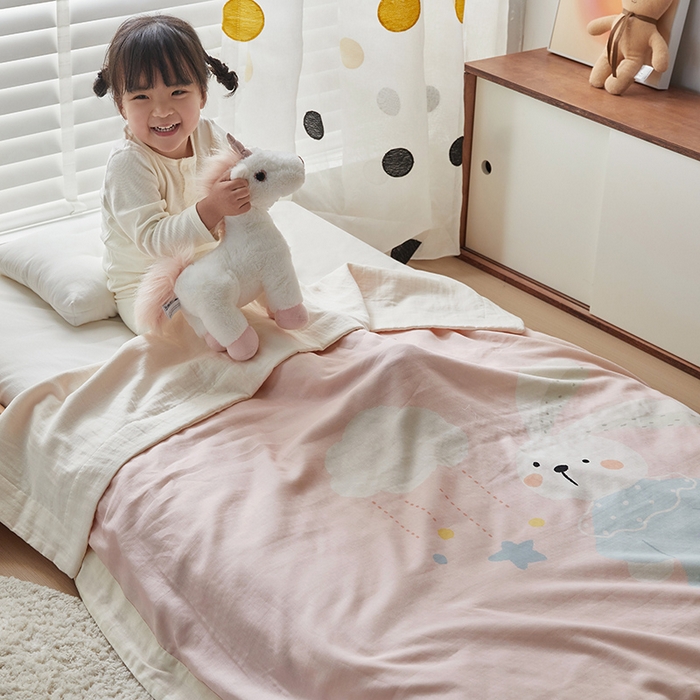 91家纺网 家纺一手货源 找家纺 荷马之梦 2025新款A类原创卡通数码印花全棉双层纱儿童盖毯-轻氧系列 蓝风铃兔