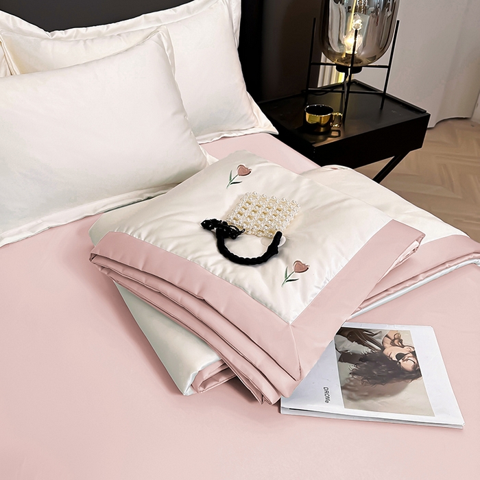 91家纺网 家纺一手货源 找家纺 满羽家纺 2025新款水洗冰丝刺绣夏被四件套 花朵-奶白粉