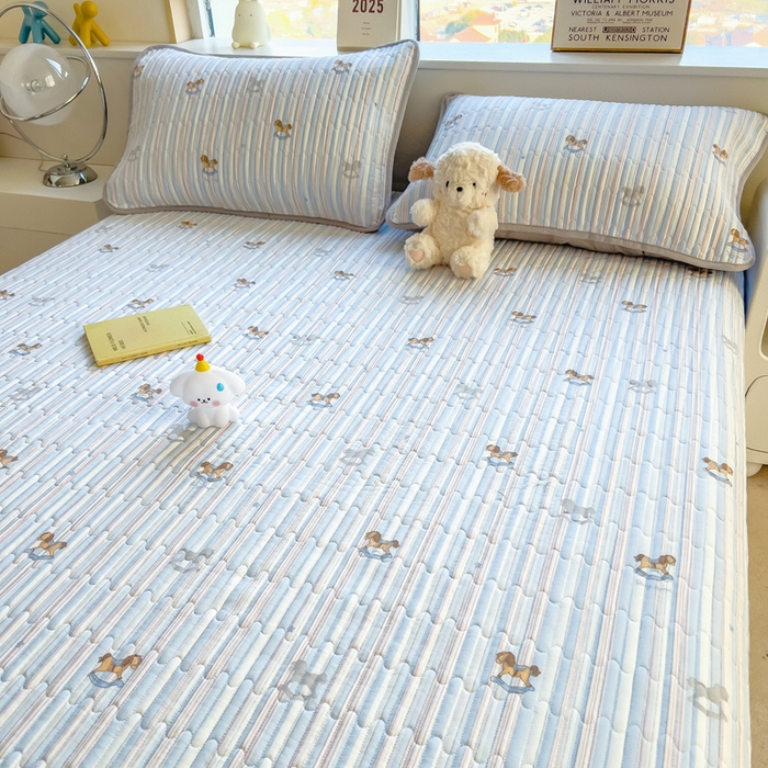 91家纺网 家纺一手货源 找家纺 慕木家纺 2025新款A类高克重四季款针织棉双层纱多功能床盖可铺可盖 开心木马