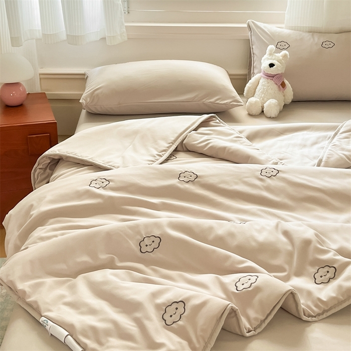 91家纺网 家纺一手货源 找家纺 盛秋家纺 2026新款A类水洗棉刺绣夏被 山灰云朵