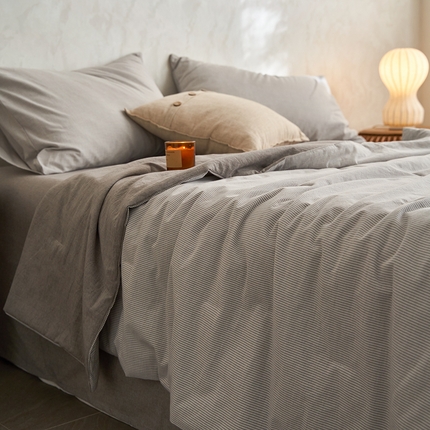 91家纺网 家纺一手货源 找家纺 千朵森 2025新款A类全棉色织水洗棉夏被被子被芯 沙杏灰细条纹